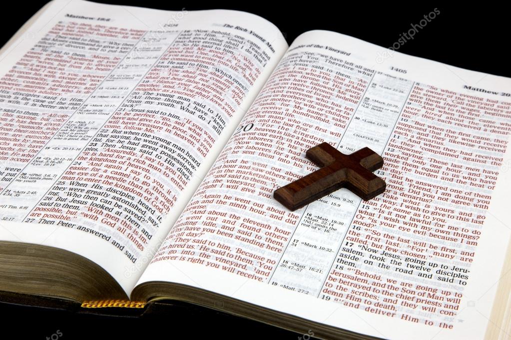 photo-open-bible-with-wooden-cross